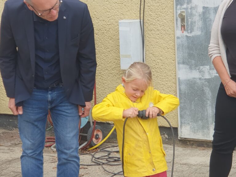 Bürgerenergie LippeKraft eG bringt Sonnenstrom in den Dattelner Waldorfkindergarten